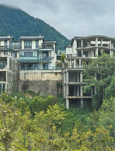 央媒调查云南腾冲面目全非的“别墅”小镇：私挖山体，住宅扩建成几千平米